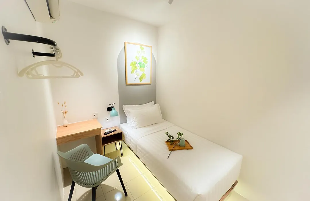 Apple 1 Hotel Queensbay-1